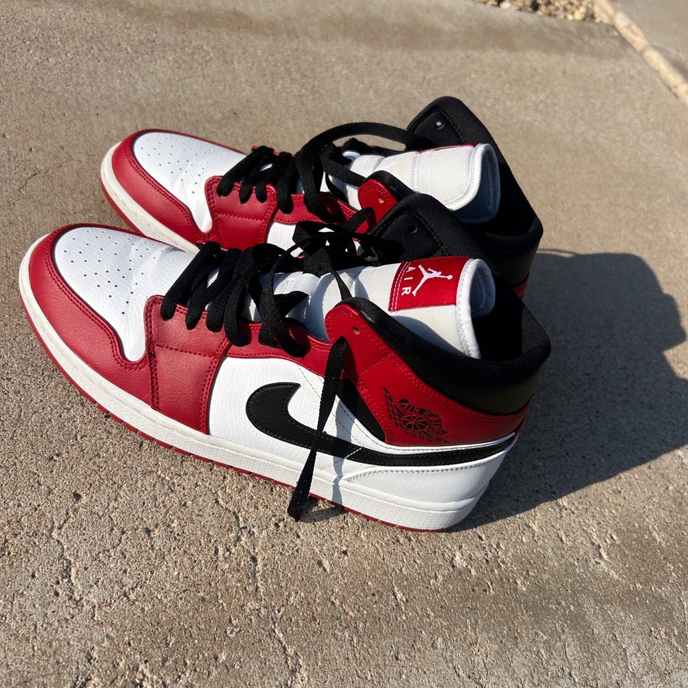 Jordan 1 Mid Chicago (2020)